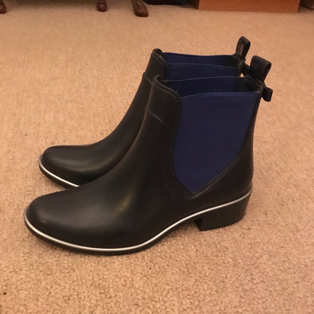 Black Chelsea rainboots with blue